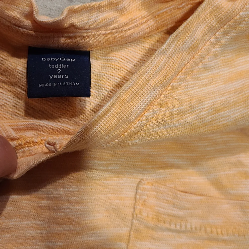 🍋‍🟩Gap Kids v neck burnout tee🧁